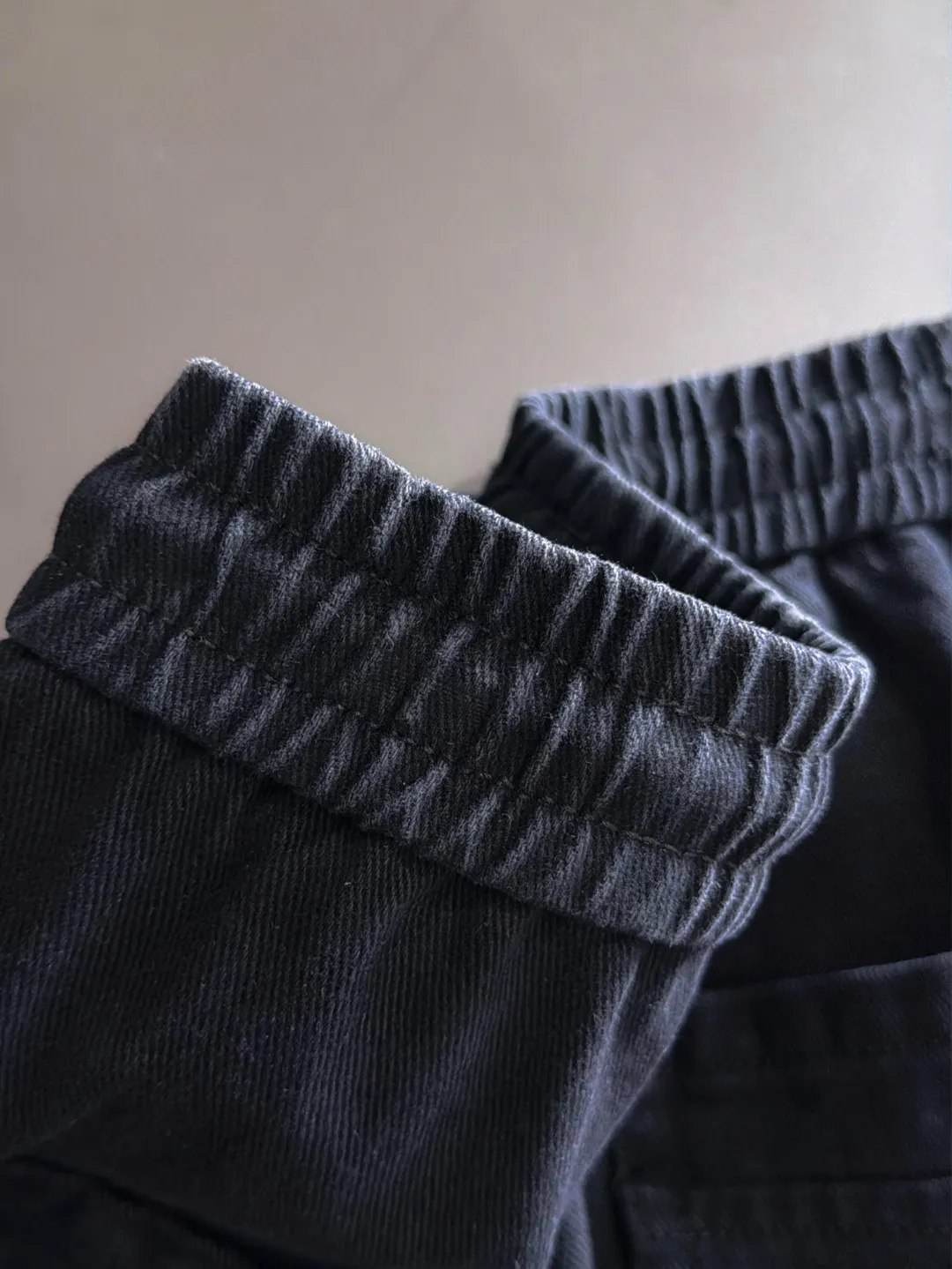 Balenciaga Fall/Winter 2026 New Arrival elastic casual pants are shipped the next day. The custom-made fabric at the counter has a high degree of comfort, impeccable details, and the design concept of the brand elements reflects high quality. The hand feels delicate and soft! Casual cuts and awesome upper body! Sizes: S-3XL
